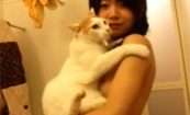 【ライブチャット】ネコと一緒に風呂配信する貧乳女の子･･･ネコすっげえ嫌そうｗｗｗｗｗｗｗ