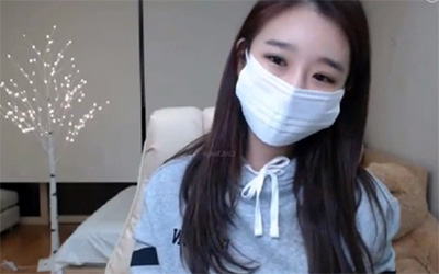 【韓国ライブチャット動画】パーカーにスパッツ姿のスポーティーな女の子によるエロ配信
