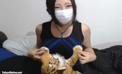 【ライブチャットエロ動画】「阪神ファンかなぁ？」トラのぬいぐるみを抱えた女の子によるエロ配信！