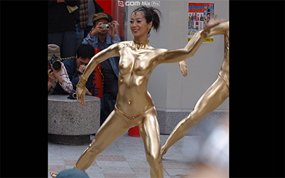 【大須名物】真昼間の路上で行われる金粉ショー！若くてスタイルの良いお姉さんがオッパイ丸出しで踊る！